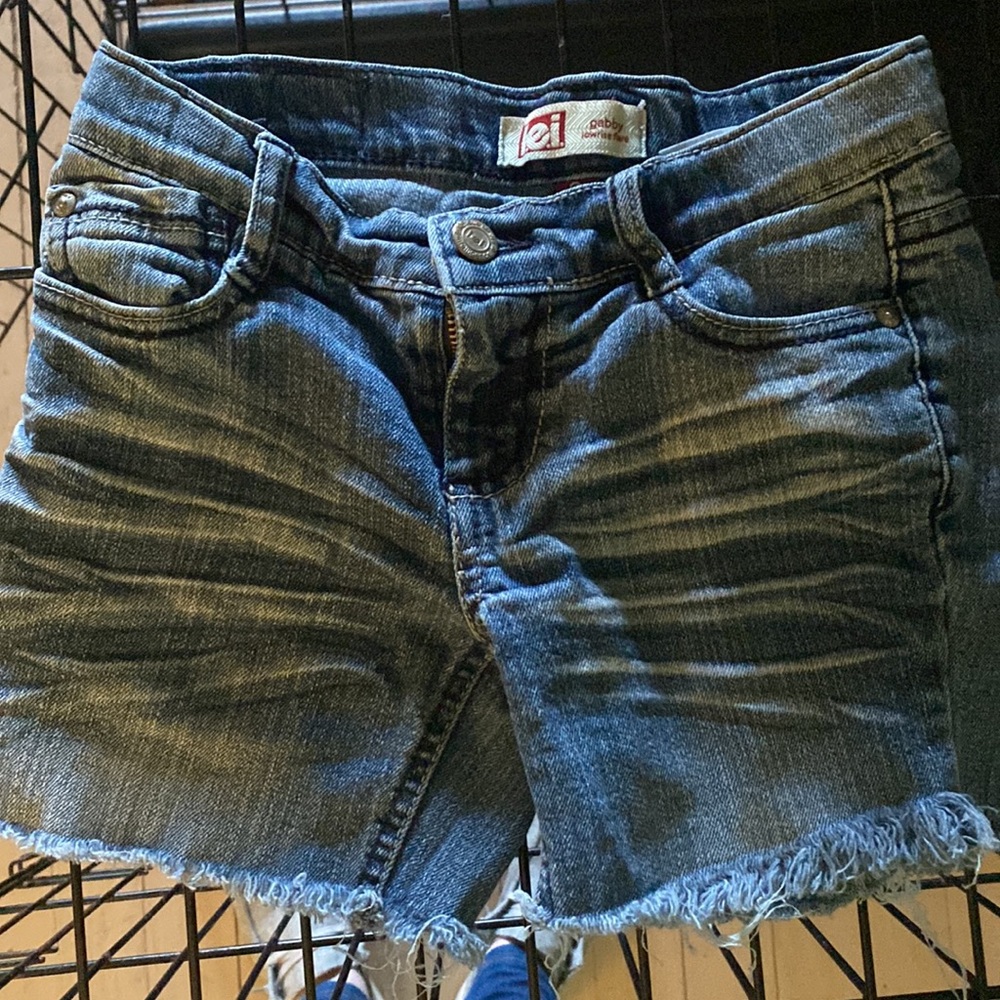 Size 8 LEI Gabby Lowrise shorts